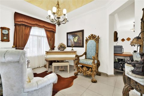 House in Miami, Florida 5 bedrooms, 247.68 sq.m. № 1898267 - photo 13