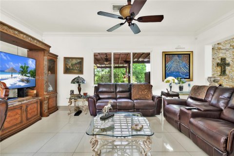 House in Miami, Florida 5 bedrooms, 247.68 sq.m. № 1898267 - photo 14