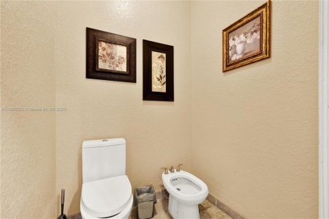 House in Miami, Florida 5 bedrooms, 247.68 sq.m. № 1898267 - photo 26
