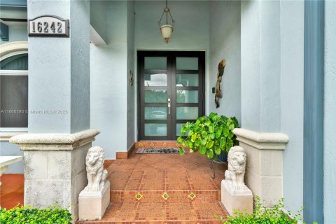 House in Miami, Florida 5 bedrooms, 247.68 sq.m. № 1898267 - photo 6