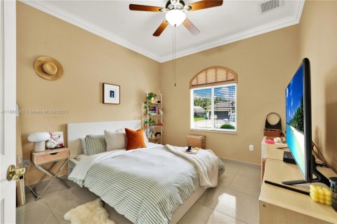 House in Miami, Florida 5 bedrooms, 247.68 sq.m. № 1898267 - photo 16