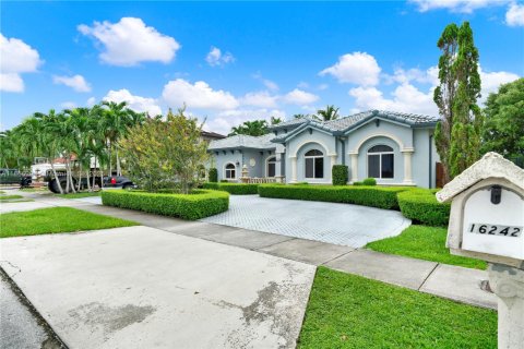House in Miami, Florida 5 bedrooms, 247.68 sq.m. № 1898267 - photo 4