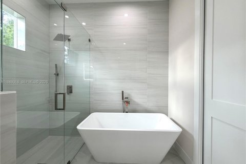 House in Naples, Florida 4 bedrooms, 150.13 sq.m. № 2051503 - photo 10