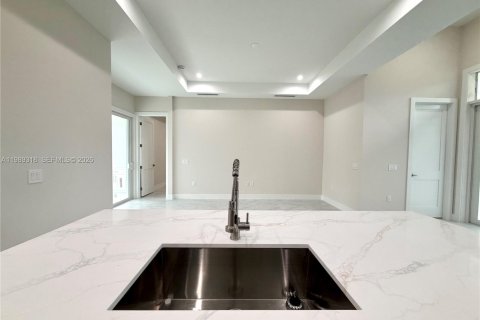 House in Naples, Florida 4 bedrooms, 150.13 sq.m. № 2051503 - photo 15