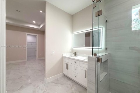 House in Naples, Florida 4 bedrooms, 150.13 sq.m. № 2051503 - photo 12