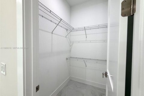 House in Naples, Florida 4 bedrooms, 150.13 sq.m. № 2051503 - photo 11