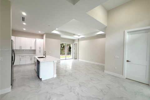 House in Naples, Florida 4 bedrooms, 150.13 sq.m. № 2051503 - photo 4