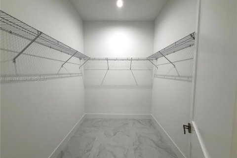 House in Naples, Florida 4 bedrooms, 150.13 sq.m. № 2051503 - photo 13