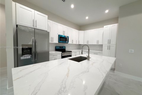 House in Naples, Florida 4 bedrooms, 150.13 sq.m. № 2051503 - photo 5