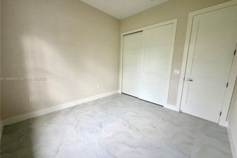 House in Naples, Florida 4 bedrooms, 150.13 sq.m. № 2051503 - photo 17