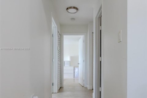 House in Davie, Florida 3 bedrooms, 112.32 sq.m. № 1987132 - photo 11