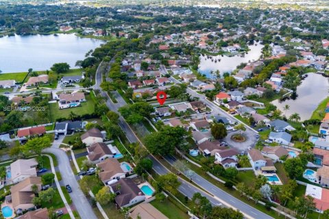 House in Davie, Florida 3 bedrooms, 112.32 sq.m. № 1987132 - photo 27