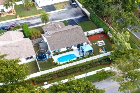 House in Davie, Florida 3 bedrooms, 112.32 sq.m. № 1987132 - photo 25