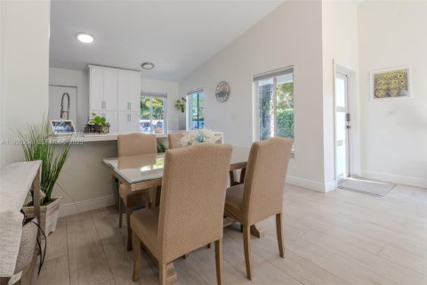 House in Davie, Florida 3 bedrooms, 112.32 sq.m. № 1987132 - photo 6