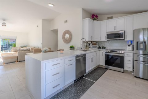 House in Davie, Florida 3 bedrooms, 112.32 sq.m. № 1987132 - photo 8