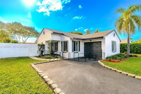 House in Davie, Florida 3 bedrooms, 112.32 sq.m. № 1987132 - photo 2