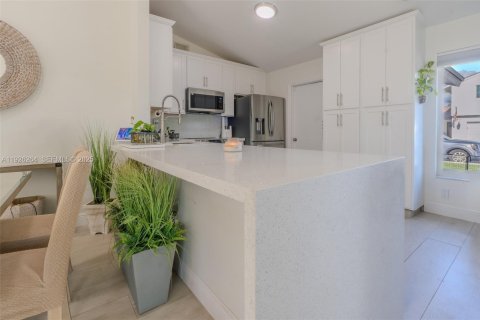 House in Davie, Florida 3 bedrooms, 112.32 sq.m. № 1987132 - photo 7