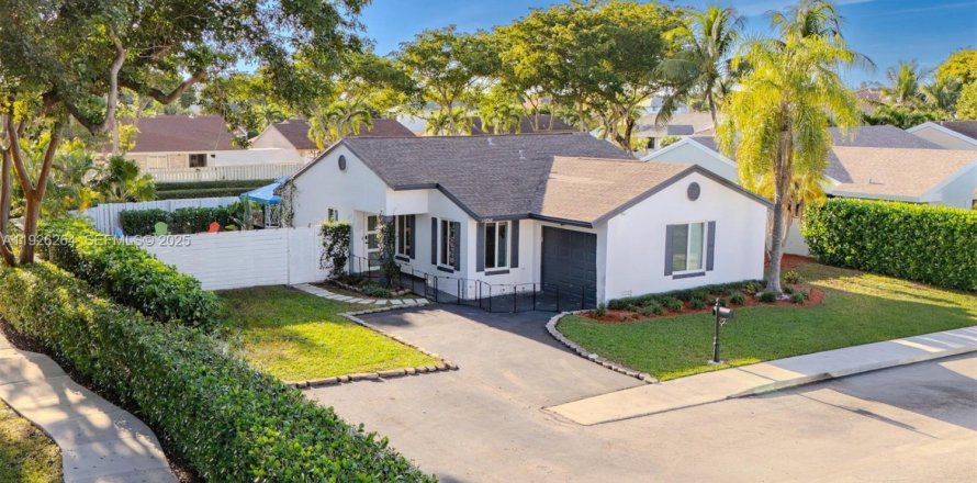 House in Davie, Florida 3 bedrooms, 112.32 sq.m. № 1987132