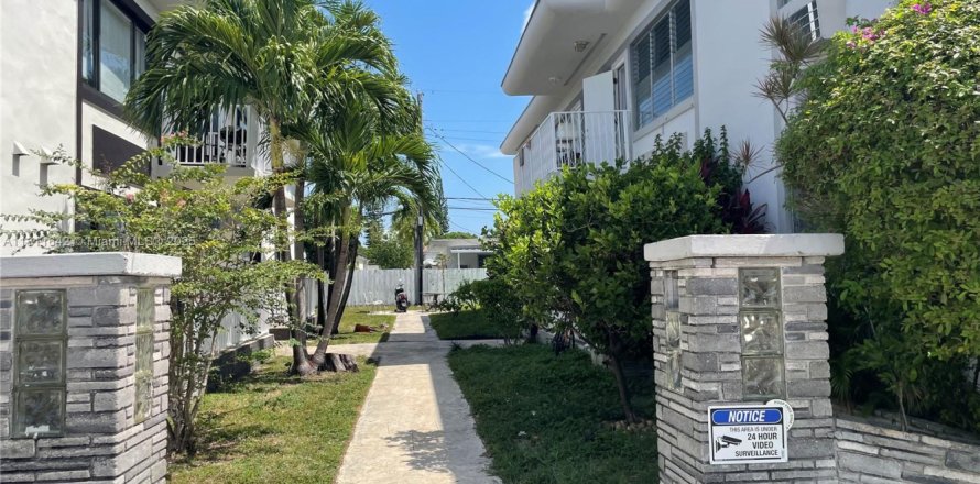 Commercial property in Miami Beach, Florida 455.69 sq.m. № 1756634