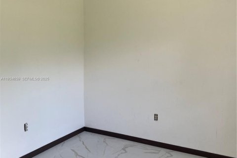 Immobilier commercial à louer à Miami, Floride: 1 chambre, 118.17 m2 № 1992804 - photo 4