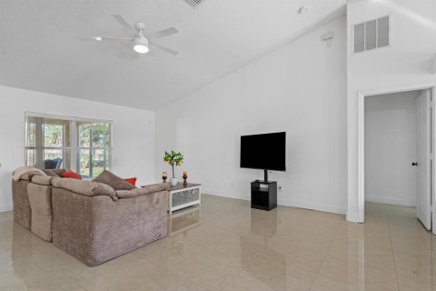 Casa en venta en Port St. Lucie, Florida, 4 dormitorios, 207.73 m2 № 2185172 - foto 7