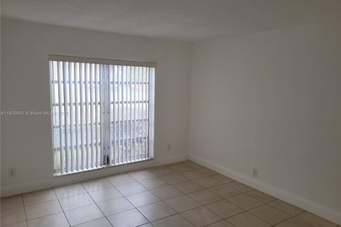 Copropriété à louer à Tamarac, Floride: 2 chambres, 78.04 m2 № 1806506 - photo 13