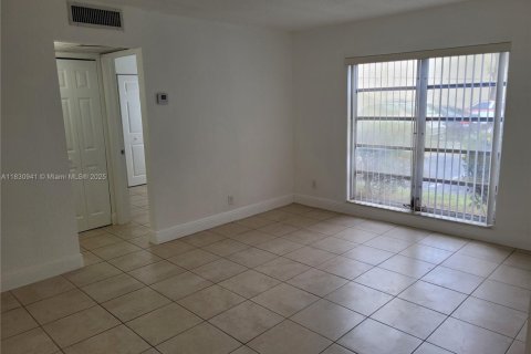 Copropriété à louer à Tamarac, Floride: 2 chambres, 78.04 m2 № 1806506 - photo 11