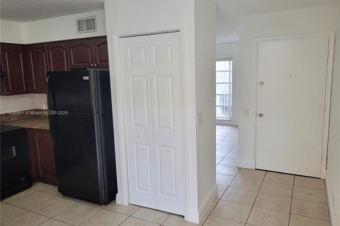 Copropriété à louer à Tamarac, Floride: 2 chambres, 78.04 m2 № 1806506 - photo 10