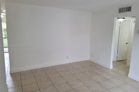 Copropriété à louer à Tamarac, Floride: 2 chambres, 78.04 m2 № 1806506 - photo 14