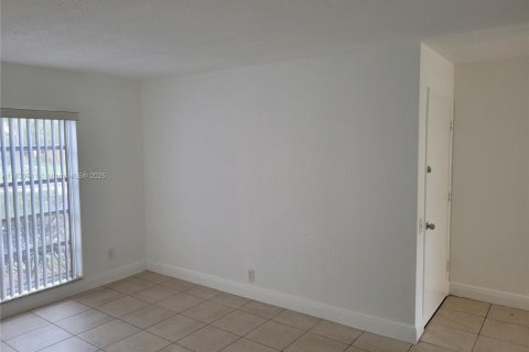 Copropriété à louer à Tamarac, Floride: 2 chambres, 78.04 m2 № 1806506 - photo 12