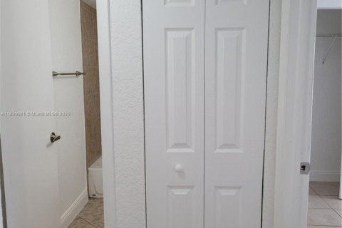 Copropriété à louer à Tamarac, Floride: 2 chambres, 78.04 m2 № 1806506 - photo 15