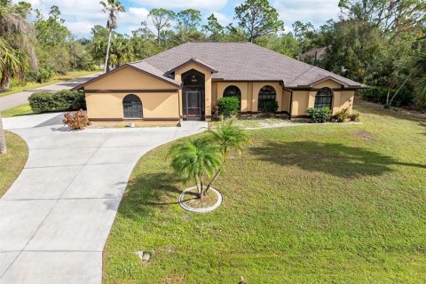 House in Port Charlotte, Florida 3 bedrooms, 229.38 sq.m. № 1559568 - photo 1