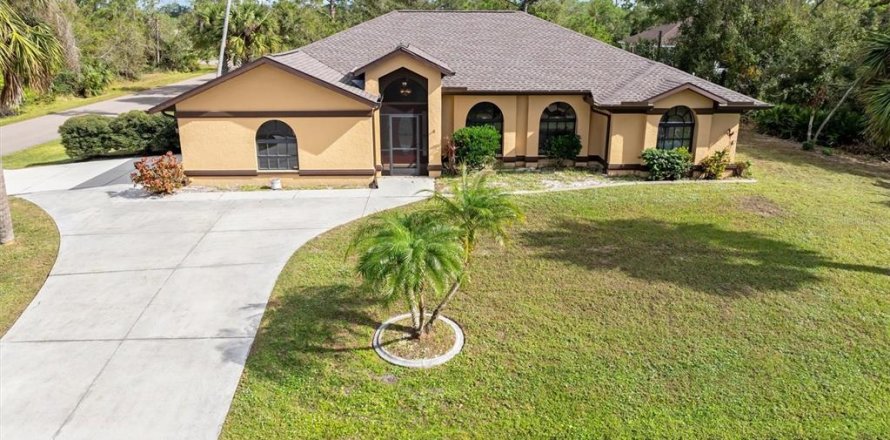 House in Port Charlotte, Florida 3 bedrooms, 229.38 sq.m. № 1559568