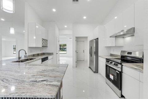 Casa en venta en Lehigh Acres, Florida, 4 dormitorios, 272.2 m2 № 2218252 - foto 6
