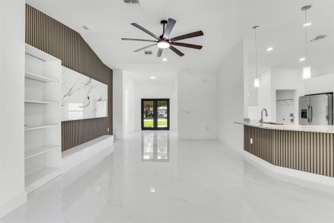 Casa en venta en Lehigh Acres, Florida, 4 dormitorios, 272.2 m2 № 2218252 - foto 5