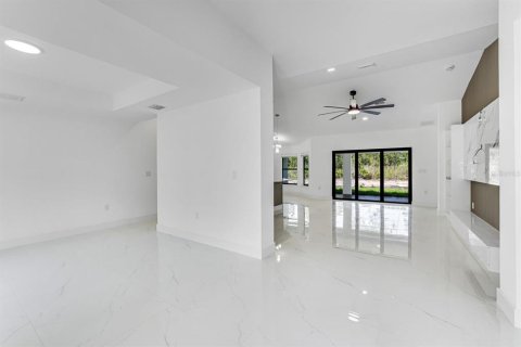 Casa en venta en Lehigh Acres, Florida, 4 dormitorios, 272.2 m2 № 2218252 - foto 3