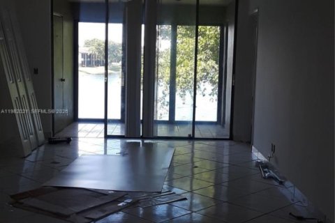 Кондоминиум с 2 спальнями в Окленд-Парк, Флорида № 2043230