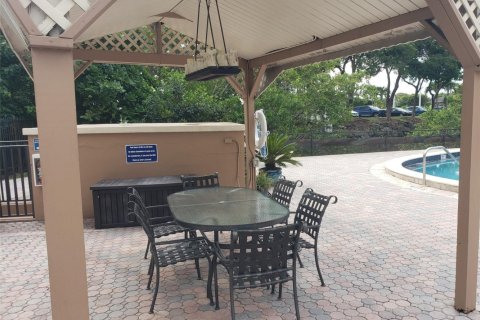 Condo in Wilton Manors, Florida, 1 bedroom  № 808425 - photo 1