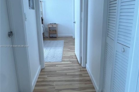 Condo in Miami, Florida, 1 bedroom  № 1709409 - photo 6