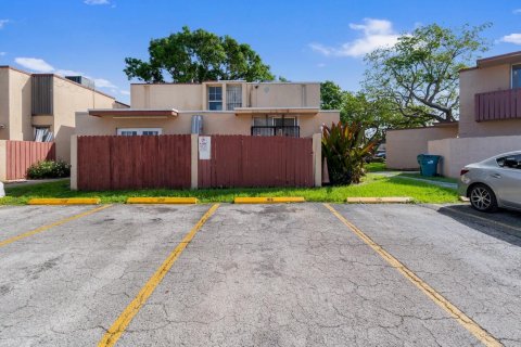 Townhouse in Miami, Florida 2 bedrooms, 98.1 sq.m. № 2387201