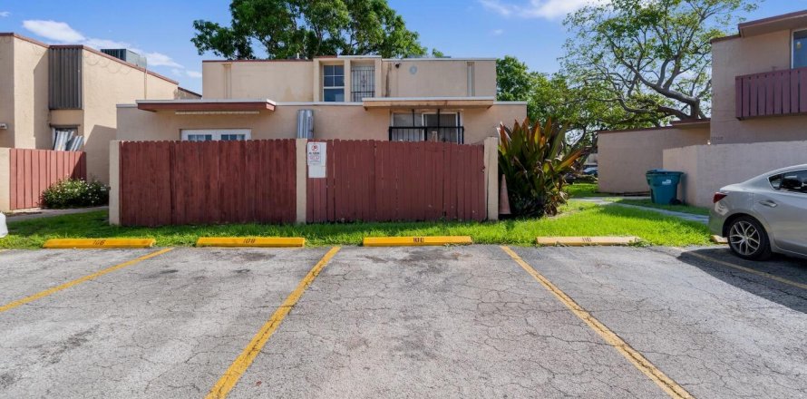 Townhouse in Miami, Florida 2 bedrooms, 98.1 sq.m. № 2387201
