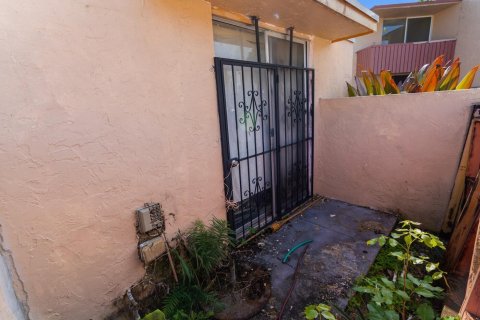 Townhouse in Miami, Florida 2 bedrooms, 98.1 sq.m. № 2387201 - photo 11