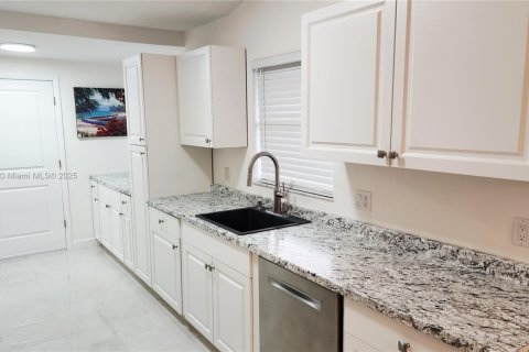 House in Stuart, Florida 3 bedrooms, 141.86 sq.m. № 1892637 - photo 18