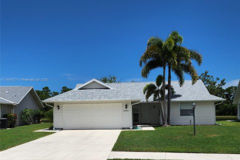 House in Stuart, Florida 3 bedrooms, 141.86 sq.m. № 1892637 - photo 3