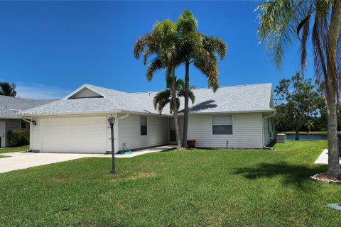 House in Stuart, Florida 3 bedrooms, 141.86 sq.m. № 1892637 - photo 2