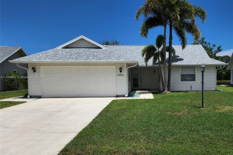 House in Stuart, Florida 3 bedrooms, 141.86 sq.m. № 1892637 - photo 1