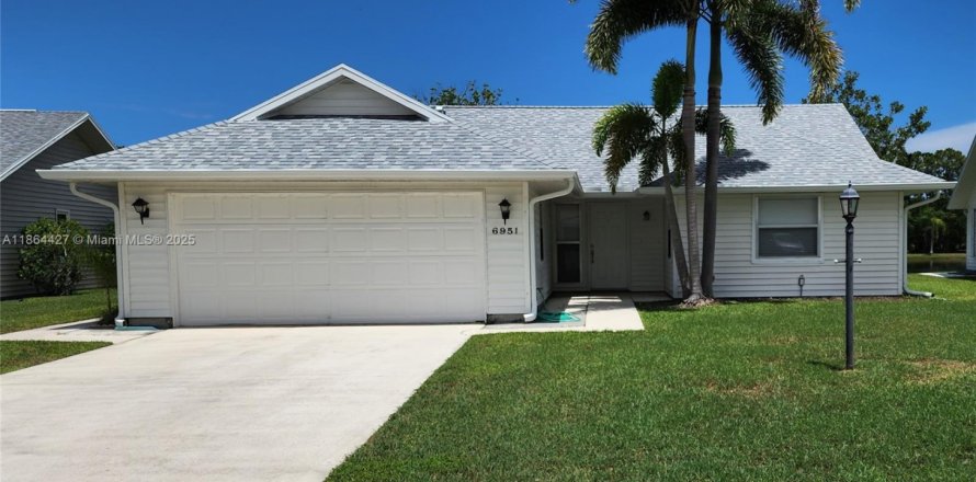 House in Stuart, Florida 3 bedrooms, 141.86 sq.m. № 1892637