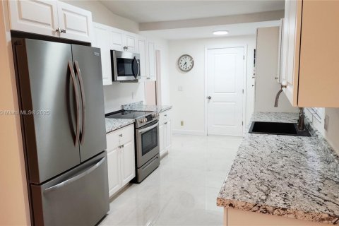 House in Stuart, Florida 3 bedrooms, 141.86 sq.m. № 1892637 - photo 17