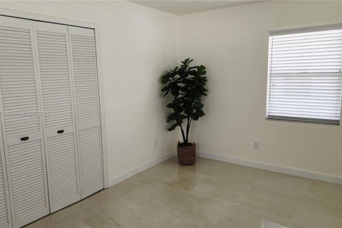 House in Stuart, Florida 3 bedrooms, 141.86 sq.m. № 1892637 - photo 12