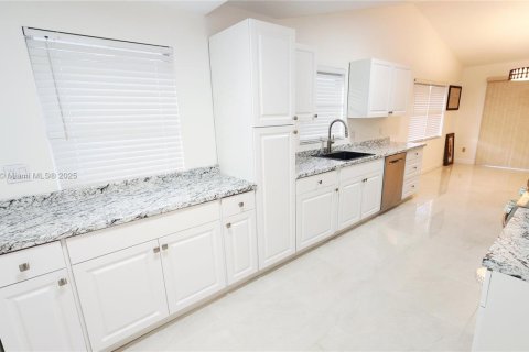 House in Stuart, Florida 3 bedrooms, 141.86 sq.m. № 1892637 - photo 19